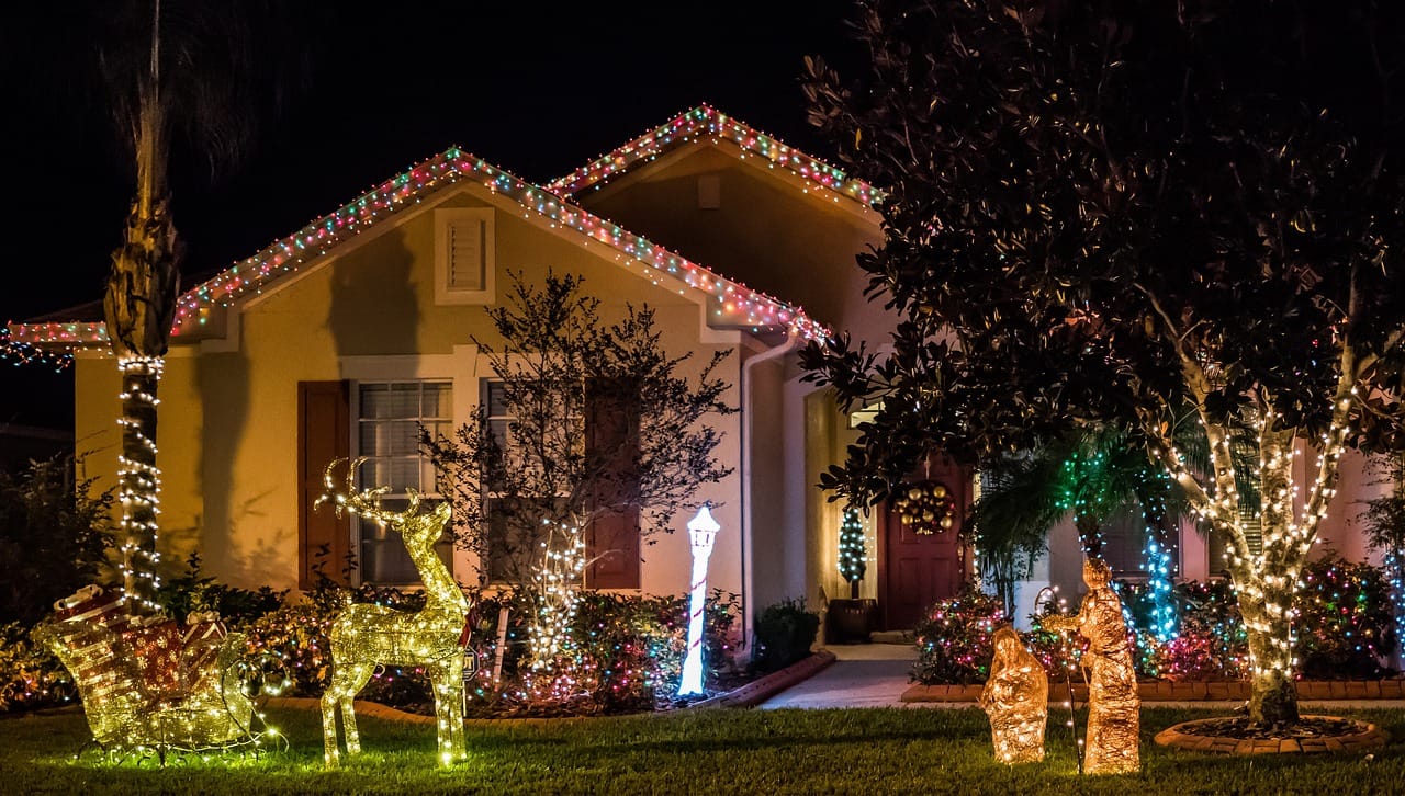 this image shows Christmas lights in Loomis, CA