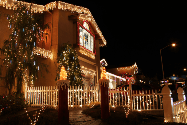 this image shows residential Christmas lights in Loomis, CA
